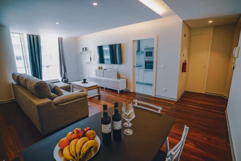 TV and multimedia, Living room, Seating area, Dining area