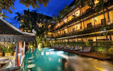 Property building, Patio, Night, Natural landscape, Area and facilities, Swimming pool, Swimming pool, sunbed