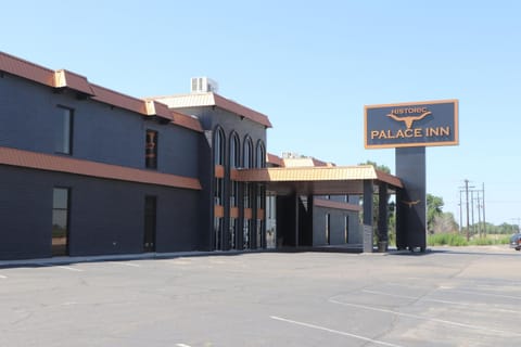 Property building, Restaurant/places to eat, Facade/entrance, Swimming pool, Breakfast, Continental breakfast, pet friendly