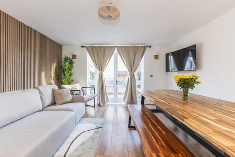 Communal lounge/ TV room, TV and multimedia, Living room, Seating area, Evening entertainment