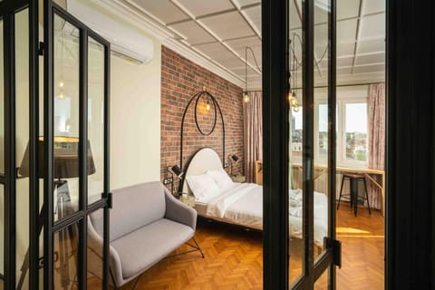 Bed, Living room, Photo of the whole room, Seating area, Bedroom