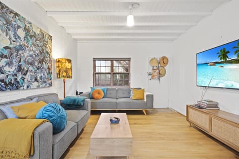 TV and multimedia, Living room, Seating area, Evening entertainment