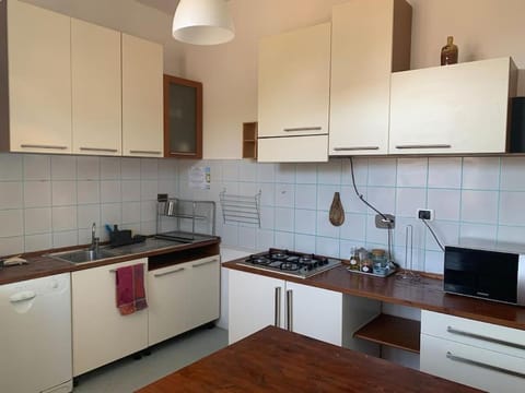 Kitchen or kitchenette, minibar, stove
