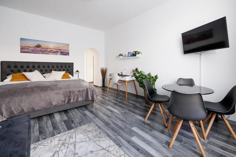 Bed, TV and multimedia, Living room, hair dresser