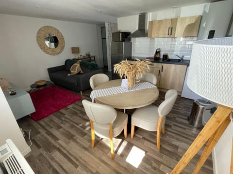 Kitchen or kitchenette, Living room, Seating area, Dining area, minibar, oven, pet friendly, stove