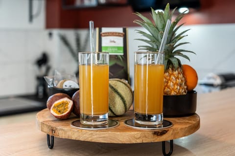 Kitchen or kitchenette, Food and drinks, Food, Drinks