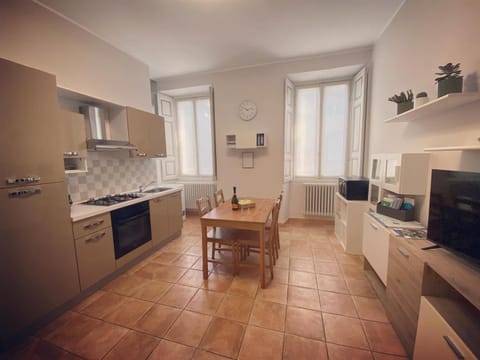 Kitchen or kitchenette, Dining area, minibar, pet friendly, stove, toaster