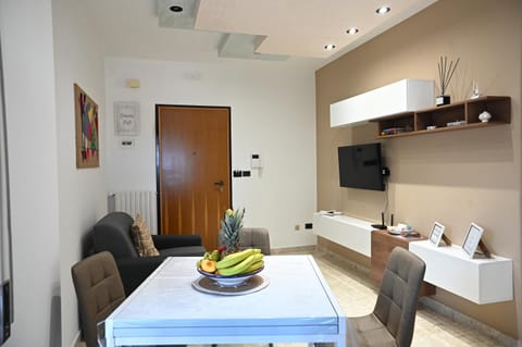 Communal lounge/ TV room, TV and multimedia, Seating area, Dining area, Evening entertainment