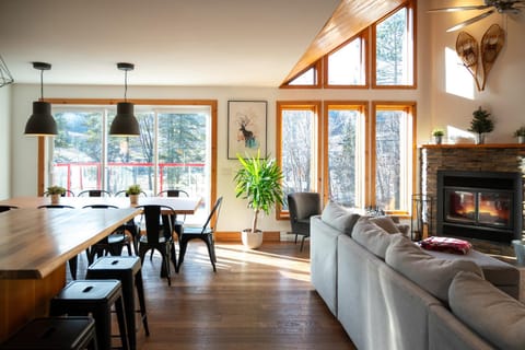 Communal lounge/ TV room, Dining area, Mountain view