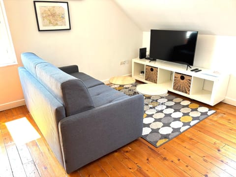 Bed, TV and multimedia, Living room