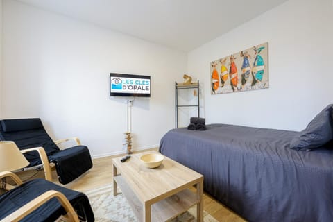 Property building, Bed, TV and multimedia, Living room