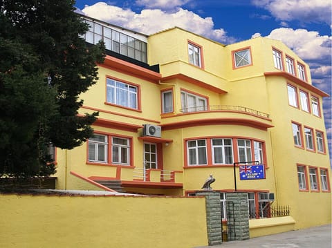 Property building, Facade/entrance, Off site, Day, Decorative detail, Floor plan, On site, City view, Street view, Location