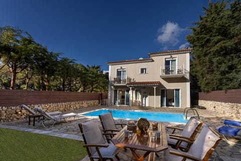 Property building, Patio, Day, Garden, Pool view, Swimming pool, Swimming pool, sunbed