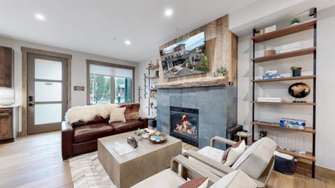 TV and multimedia, Living room, Seating area, fireplace