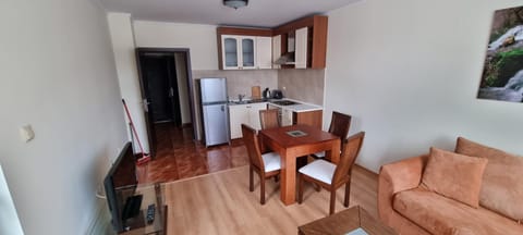 Kitchen or kitchenette, Living room, Seating area, Dining area, oven, pet friendly, stove