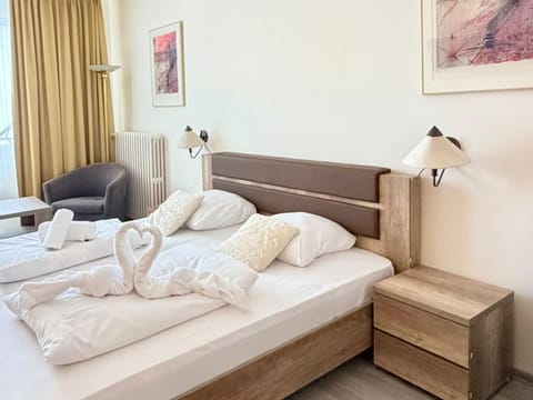Bedroom, towels