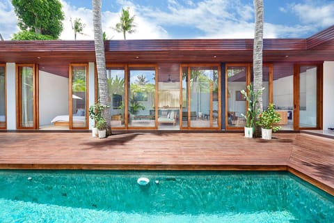 Property building, Patio, Balcony/Terrace, Pool view, Swimming pool, Facility for disabled guests