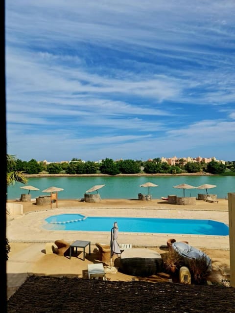 Pool view, Pool view