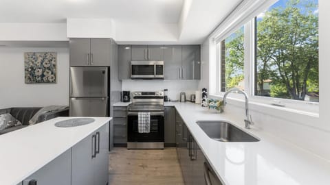 Kitchen or kitchenette, Dining area, dishwasher, minibar, oven, stove, toaster