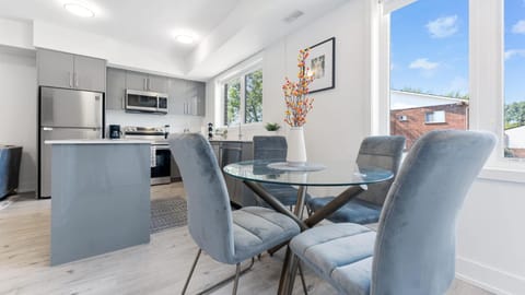 Kitchen or kitchenette, Living room, Seating area, Dining area, minibar, oven, stove