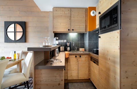 Coffee/tea facilities, Kitchen or kitchenette, Dining area, minibar, stove, toaster, kitchen