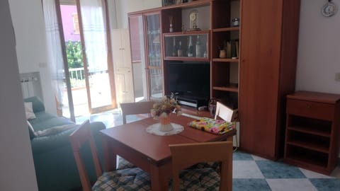 Communal lounge/ TV room, Living room, Dining area