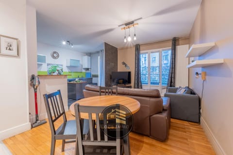 TV and multimedia, Kitchen or kitchenette, Living room, Seating area, Dining area