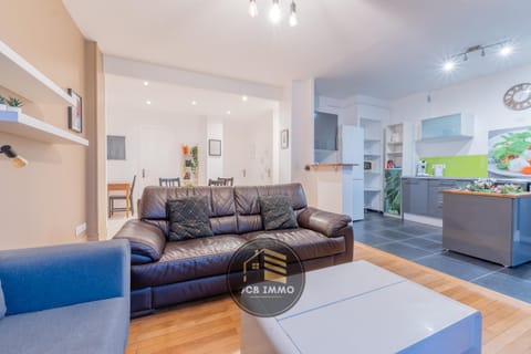 TV and multimedia, Kitchen or kitchenette, Living room, Seating area, Dining area