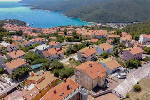 Property building, Day, Neighbourhood, Mountain view, Sea view, Location