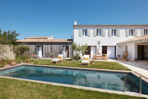 Property building, Patio, Day, Garden, Garden view, Pool view, Swimming pool, sunbed