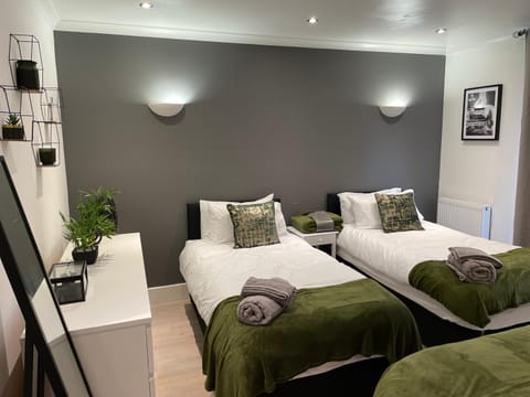 Bed, Bedroom, towels