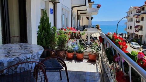 View (from property/room), Balcony/Terrace, Lake view
