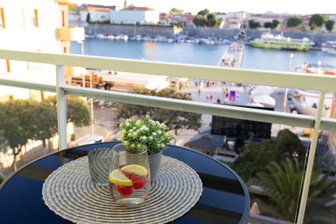 View (from property/room), Balcony/Terrace, City view, Sea view