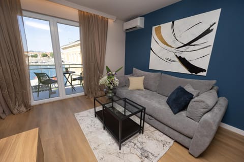 View (from property/room), Balcony/Terrace, Living room, Seating area, City view