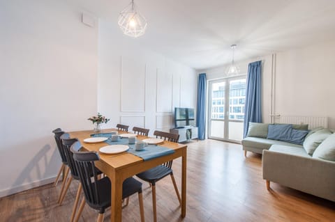 Communal lounge/ TV room, TV and multimedia, Living room, Dining area