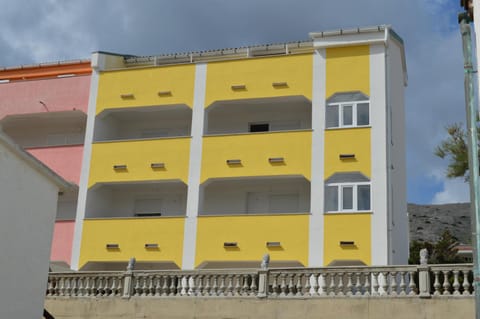 Facade/entrance, Balcony/Terrace