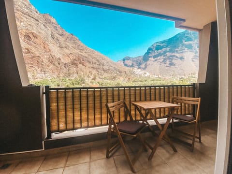 Natural landscape, Balcony/Terrace, Seating area, Mountain view