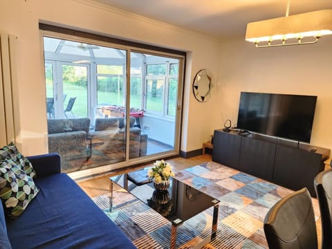 Communal lounge/ TV room, TV and multimedia, Living room, Seating area, Evening entertainment