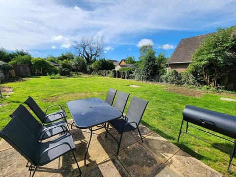 Spring, Day, Natural landscape, Garden, Dining area, Garden view, sunbed