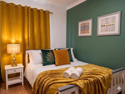 Bed, Photo of the whole room, Bedroom, towels