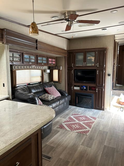 Gorgeous Denali 5th Wheel Delight! Bed and Breakfast in College Place