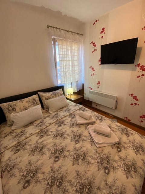 Bed, Bedroom, towels