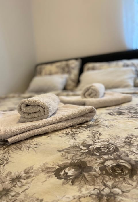Bed, Bedroom, towels