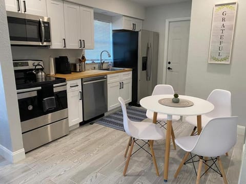 Coffee/tea facilities, Kitchen or kitchenette, Dining area, dishwasher, minibar, pet friendly, stove, toaster