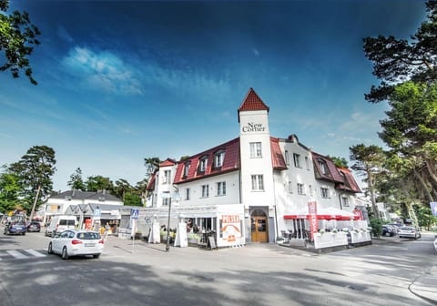 Facade/entrance, Day, Summer, Street view