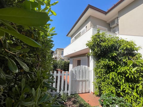 Property building, Facade/entrance, Spring, Day, Garden, Garden view