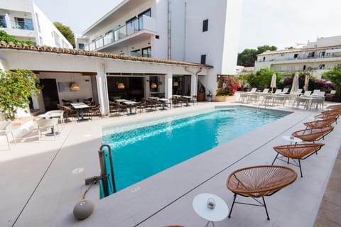 Day, Pool view
