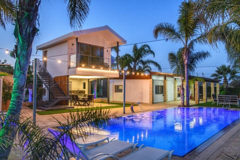 Property building, Patio, Day, Garden, Garden view, Pool view, Swimming pool, Swimming pool, sunbed