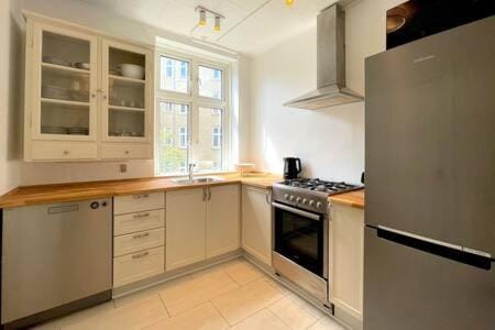 Kitchen or kitchenette, dishwasher, stove