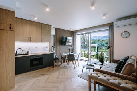 TV and multimedia, Kitchen or kitchenette, Living room, Seating area, Dining area, Mountain view, minibar, stove